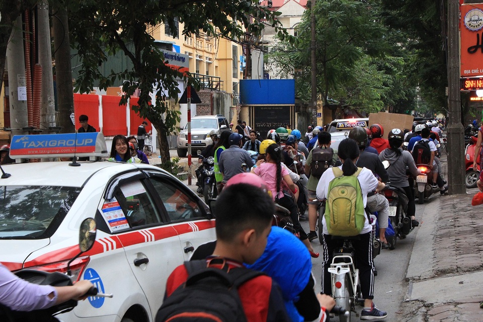 Phố Vũ Trọng Phụng (quận Thanh Xuân, Hà Nội) vào giờ cao điểm các buổi chiều thường xuyên rơi vào trình trạng ùn tắc do số lượng các phương tiện giao thông di chuyển qua đây rất đông, cộng với số lượng học sinh, sinh viên tan trường tại đây.