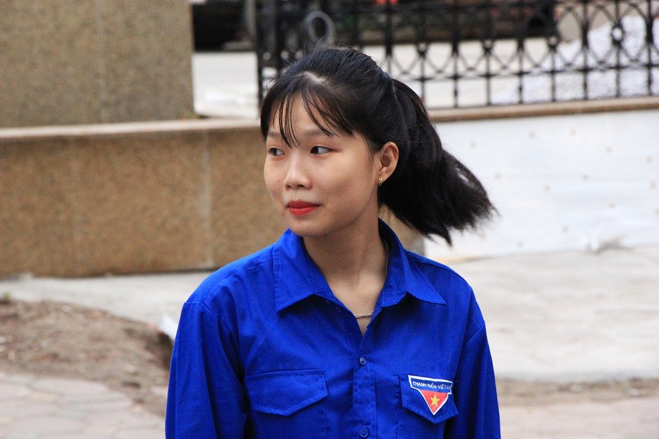 Được biết, mỗi một lần tham gia phân làn giao thông, các bạn trẻ sẽ được chia ra thành từng nhóm nhỏ (mỗi nhóm từ 9-12 người) đứng dọc đường Vũ Trọng Phụng, phía trước cổng trường Đại học Đại Nam và 1 trường THPT khác trên tuyến đường này.