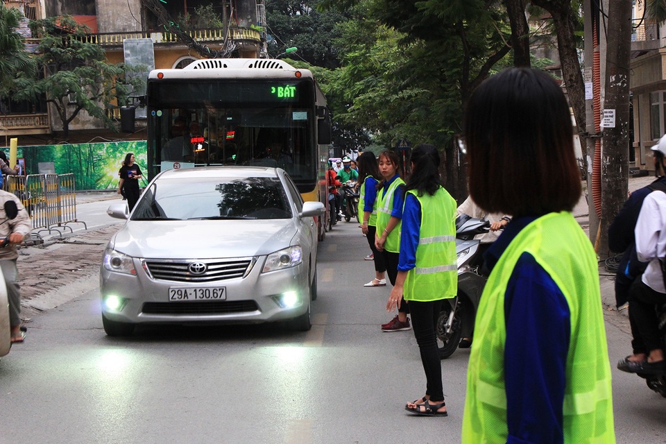 
Các bạn sinh viên tham gia tạo dải phân cách này đều được mặc áo phản quang để đảm bảo an toàn cho chính mình.
