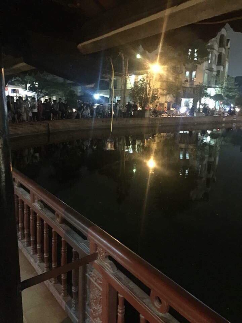 Hà Nội: Phát hiện thi thể nam thanh niên nổi trên mặt hồ - 1 Thi thể nam thanh niên nổi trên mặt hồ Triều Khúc được người dân phát hiện.