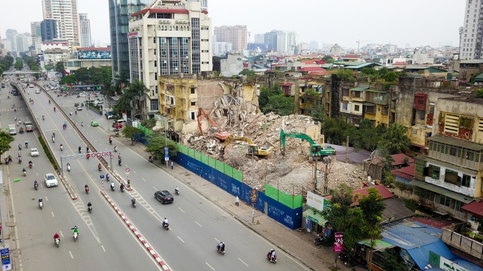 Phá dỡ hai nhà tập thể cũ trên "đất vàng" trung tâm Hà Nội - 1
Nhà tập thể cũ L1, L2 ở số 93 Láng Hạ, quận Đống Đa (Hà Nội) là kiểu tập thể 5 tầng có từ vài thập kỷ trước. Tại đây có dự án đầu tư cải tạo từ năm 2008 nhưng do vướng mắc giải phóng mặt bằng nên hơn 10 năm qua vẫn “đắp chiếu”.