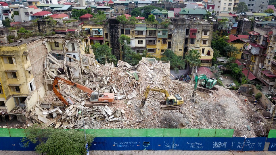 Phá dỡ hai nhà tập thể cũ trên "đất vàng" trung tâm Hà Nội - 2
Cách đây ít lâu, một số hộ dân bám trụ khu tập thể đã chấp thuận rời đi, việc giải toả mặt bằng tại dây được nối lại.