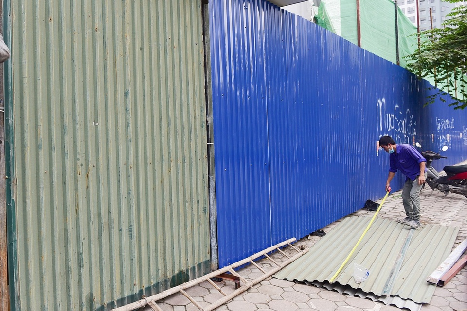Phá dỡ hai nhà tập thể cũ trên "đất vàng" trung tâm Hà Nội - 12
Mặt trước của công trình được quây tôn để đảm bảo an toàn khi thi công.