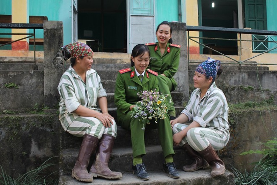 Thiếu úy Bàn Thị Huệ trò chuyện với phạm nhân.