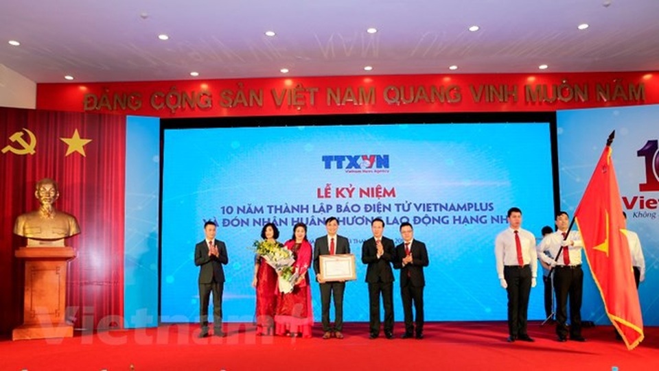 VietnamPlus đón Huân chương Lao động hạng Nhì, ra mắt sản phẩm chatbot - 1
Nhân dịp kỷ niệm 10 năm thành lập, Báo Điện tử VietnamPlus vinh dự đón nhận Huân chương Lao động Hạng Nhì. (Ảnh: Minh Sơn/TTXVN)