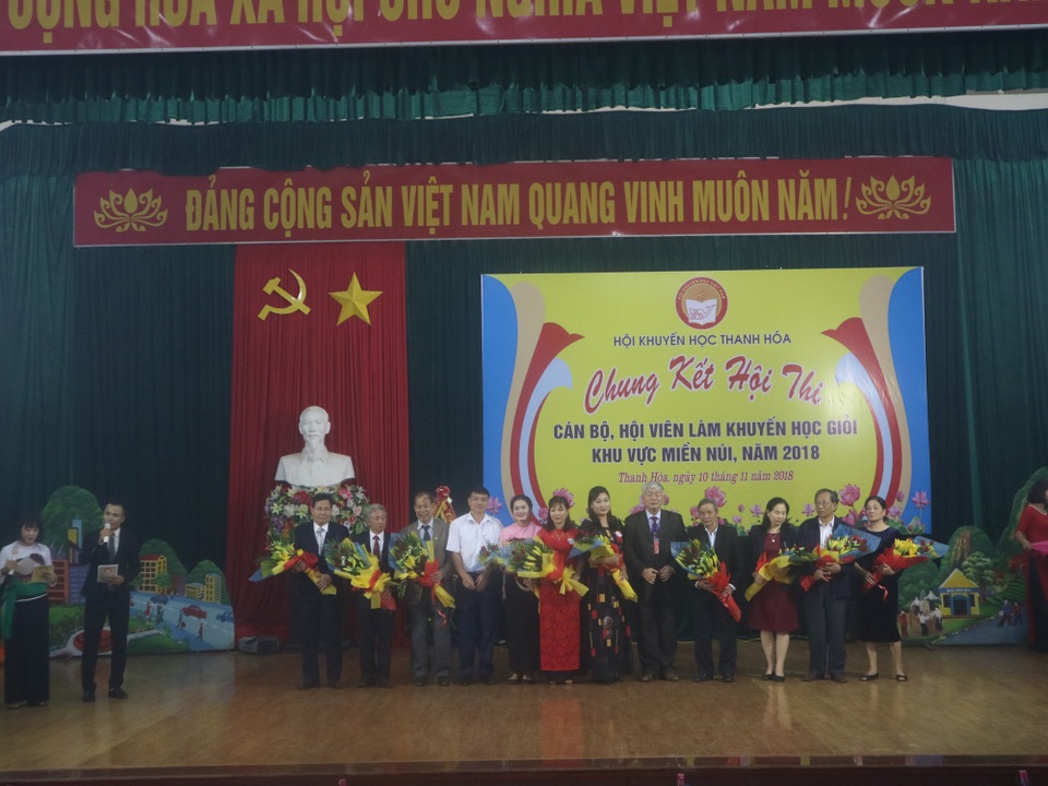 Thanh Hóa: Hội thi cán bộ, hội viên làm Khuyến học giỏi khu vực miền núi 2018 - 1
Các cán bộ khuyến học đạt thành tích cao tại hội thi