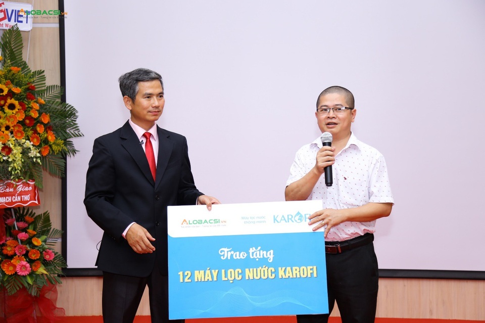 Thêm bệnh viên đột quỵ Cần Thơ được trao tặng nước uống tinh khiết miễn phí - 2 Ông Trần Mạnh Hiển – CEO Công ty CP Karofi Việt Nam trao quà biểu trưng cho Bác sĩ Trần Trí Cường – Giám đốc chuyên môn Bệnh viện Đột Quỵ Cần Thơ