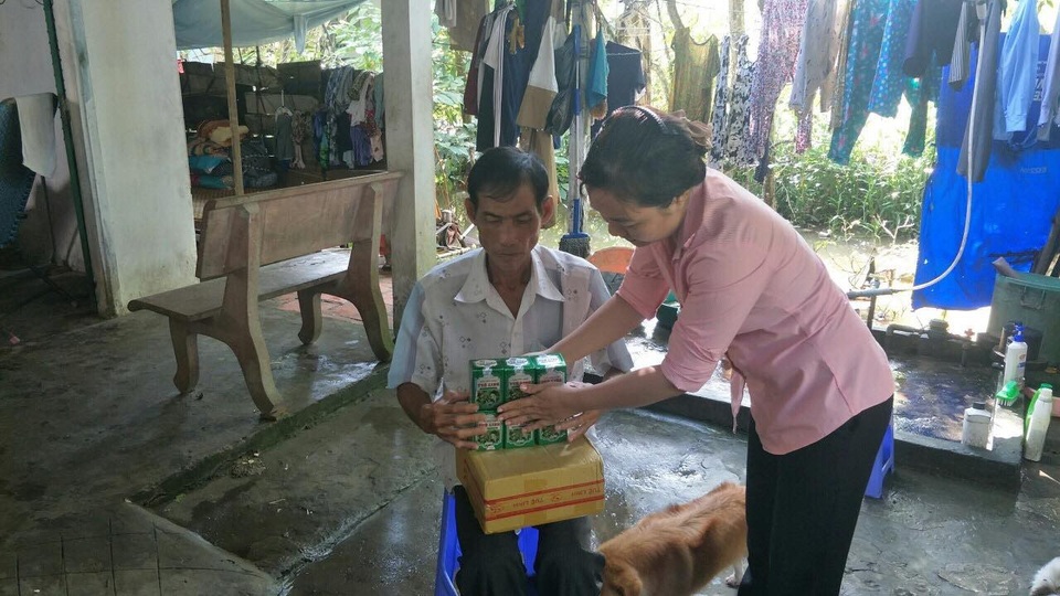 Giấu bệnh, tự ti, thiếu chia sẻ là tâm lý cần loại bỏ để đẩy lùi viêm gan virus - 3 Bệnh nhân Nguyễn Phi Hùng (Cần Thơ) nhận quà từ Quỹ từ thiện là sản phẩm hỗ trợ điều trị viêm gan virus – xơ gan