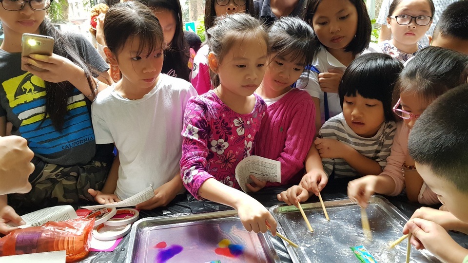 Thấu hiểu con trẻ thông qua những bức tranh - 4
Các cháu thỏa thích kết hợp màu sắc trong khu vực in thủy ấn trên giấy A4.