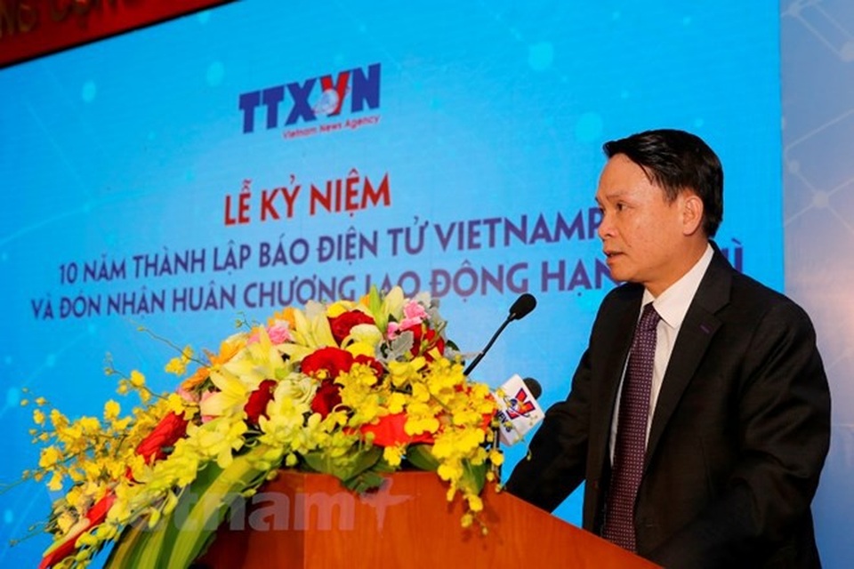 VietnamPlus đón Huân chương Lao động hạng Nhì, ra mắt sản phẩm chatbot - 5
Ông Nguyễn Đức Lợi - Ủy viên Ban chấp hành Trung ương Đảng, Tổng Giám đốc Thông tấn xã Việt Nam phát biểu tại lễ kỷ niệm 10 năm thành lập Báo Điện tử VietnamPlus. (Ảnh: Minh Sơn/Vietnam+)