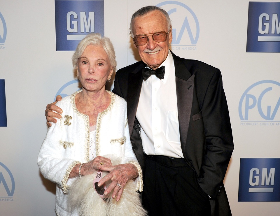 Cha đẻ “vũ trụ siêu anh hùng Marvel” qua đời: “Tôi từng xấu hổ về bản thân” - 5
Ông Stan Lee và vợ - bà Joan Lee