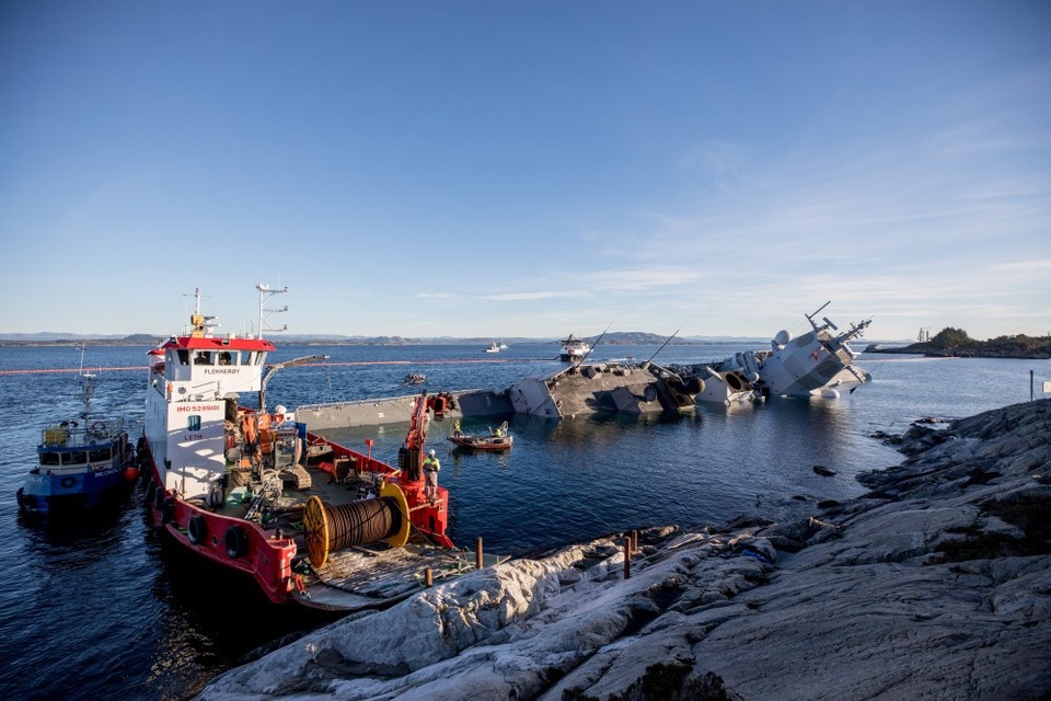 Na Uy bất lực nhìn tàu chiến gần nửa tỷ USD chìm dần sau va chạm tàu dầu - 2
Tàu KNM Helge Ingstad của Hải quân Na Uy bị tàu chở dầu Sola TS treo cờ Malta đâm vào khi đang neo đậu tại cảng ở vùng duyên hải phía tây Na Uy vào rạng sáng 8/11.