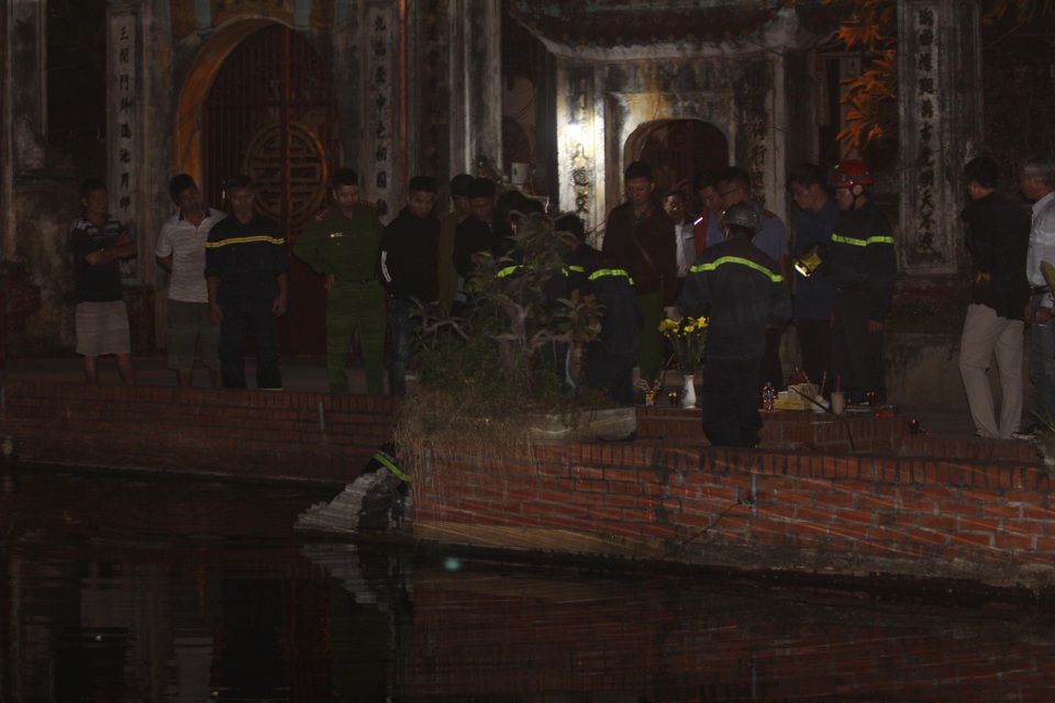 Hà Nội: Phát hiện thi thể nam thanh niên nổi trên mặt hồ - 2 Cơ quan chức năng tiến hành trục vớt, đưa thi thể nạn nhân lên bờ.