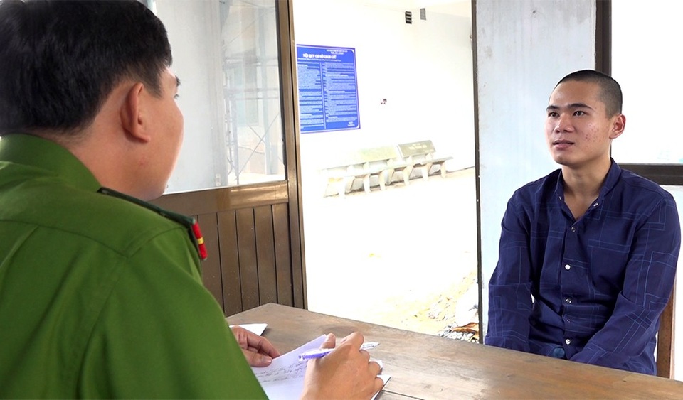 Dụ cho 2 bé gái mượn điện thoại xem phim hoạt hình rồi xâm hại hàng chục lần - 1 Đối tượng Trần Hoài Hận tại cơ quan điều tra