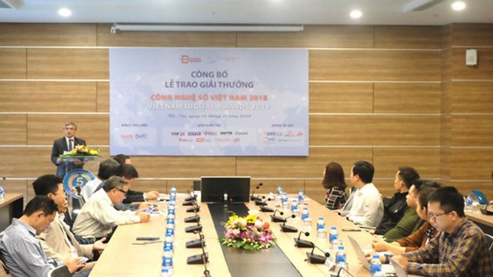 Lần đầu tiên trao tặng Giải thưởng Công nghệ số Việt Nam - 2 Ông Nguyễn Minh Hồng - Thứ trưởng Bộ TT&TT, Chủ tịch Hội truyền thông số Việt Nam, Trưởng ban tổ chức cuộc thi công bố cơ cấu và các nhóm giải thưởng được lựa chọn.