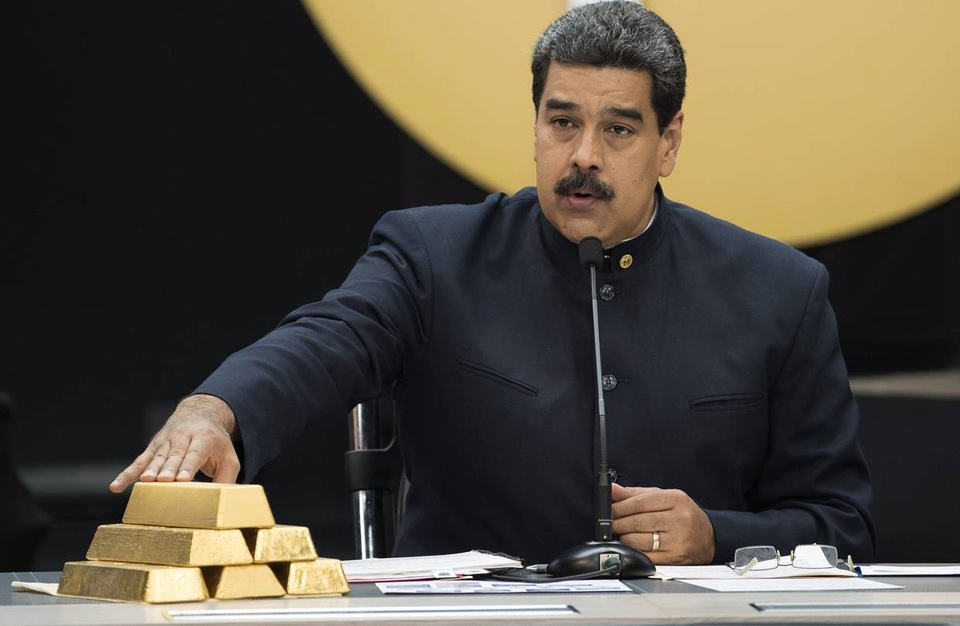 Tranh cãi việc Anh từ chối trả 14 tấn vàng cho Venezuela giữa lúc khủng hoảng - 1
Tổng thống Venezuela Nicolas Maduro cầm trên tay những thỏi vàng. (Ảnh: Reuters)