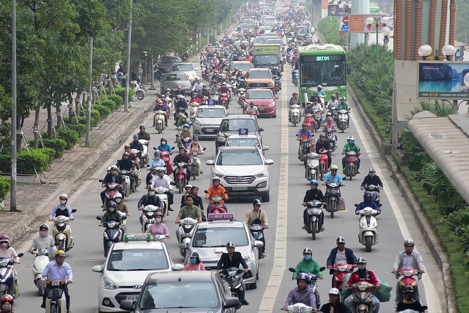 Buýt nhanh BRT ở Hà Nội thành "xe buýt chậm" vì ùn tắc - 11
Khung cảnh thường thấy trên đường Tố Hữu trong thời gian gần đây.