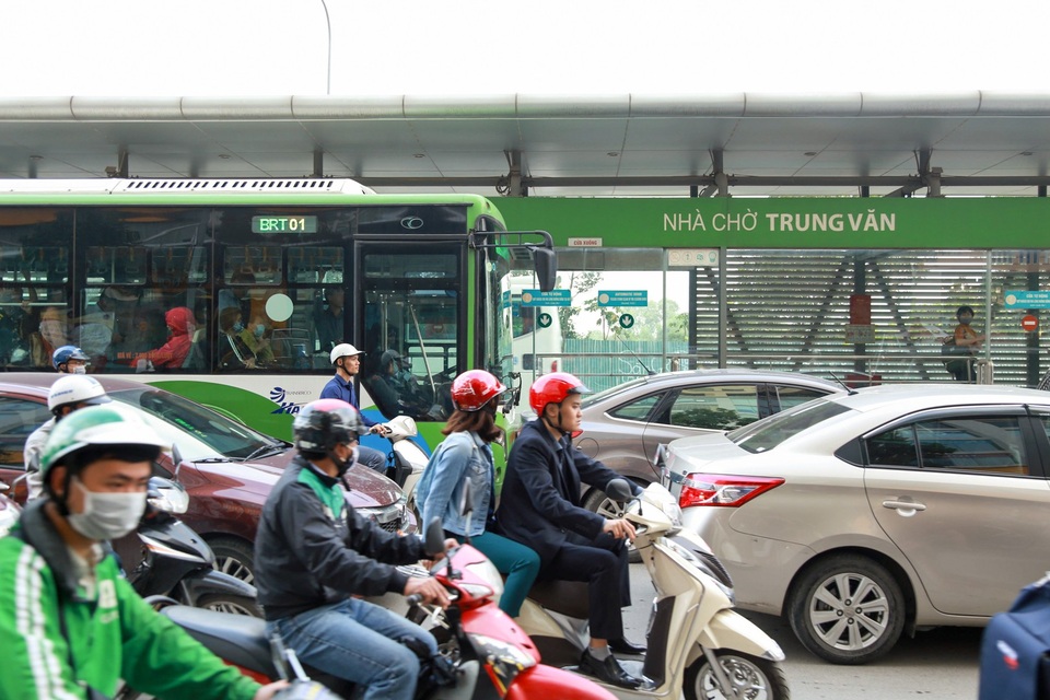 Buýt nhanh BRT ở Hà Nội thành "xe buýt chậm" vì ùn tắc - 9
Tại điểm lên xuống của xe buýt nhanh cũng bị các phương tiện khác lấn làn gây khó khăn cho việc đón trả khách.