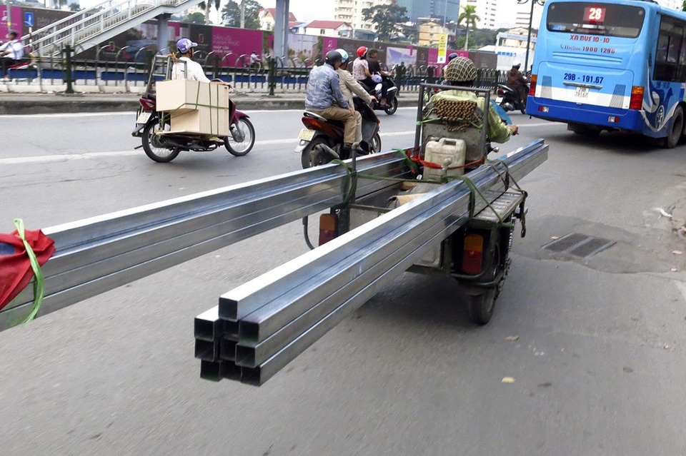 Xe chở sắt thép "siêu cồng kềnh" hoành hành ở Hà Nội - 10 Những thanh thép cao ngang tầm bụng nghênh ngang trên đường phố.