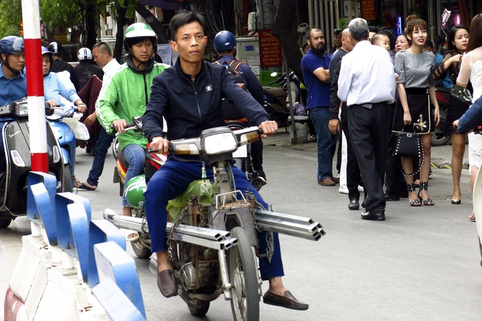 Xe chở sắt thép "siêu cồng kềnh" hoành hành ở Hà Nội - 11 Xe chở sắt thép "siêu cồng kềnh" hoành hành ở Hà Nội - 11