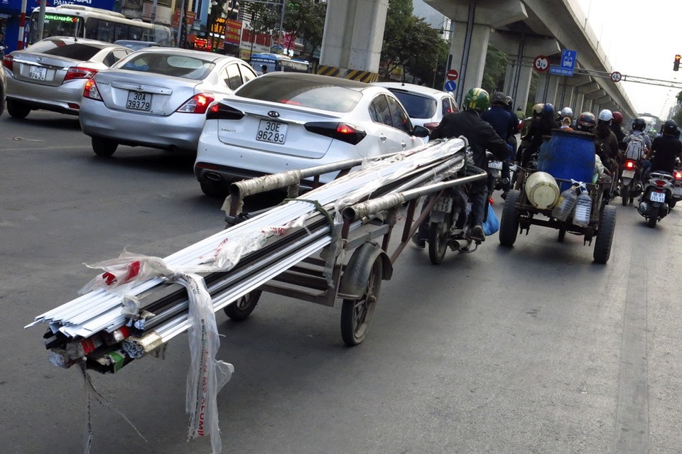 Xe chở sắt thép "siêu cồng kềnh" hoành hành ở Hà Nội - 13 Xe chở sắt thép "siêu cồng kềnh" hoành hành ở Hà Nội - 13