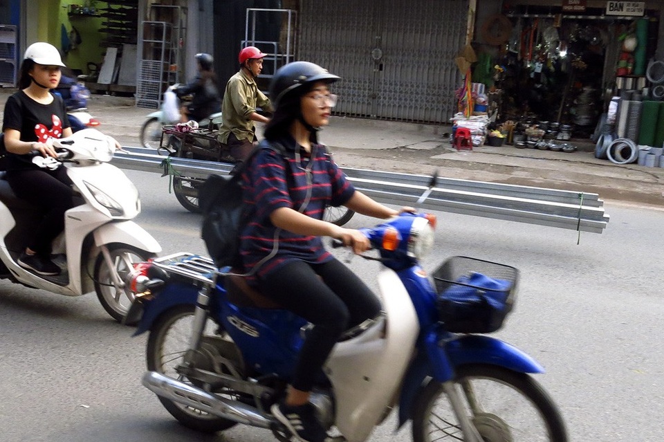 Xe chở sắt thép "siêu cồng kềnh" hoành hành ở Hà Nội - 14 Xe chở sắt thép "siêu cồng kềnh" hoành hành ở Hà Nội - 14