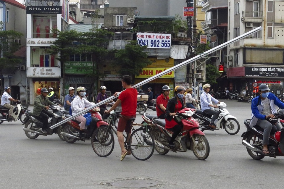 Xe chở sắt thép "siêu cồng kềnh" hoành hành ở Hà Nội - 5
Không chỉ xe máy, xe đạp cũng được dùng làm phương tiện vận chuyển những loại hàng này.