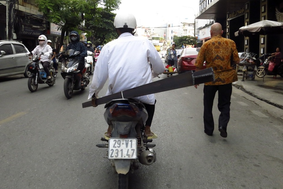 Xe chở sắt thép "siêu cồng kềnh" hoành hành ở Hà Nội - 6
Một thanh sắt chữ I dài khoảng 3m với đầu sắt lởm chởm thò dài hẳn ra cả mét phần đuôi của chiếc xe máy.