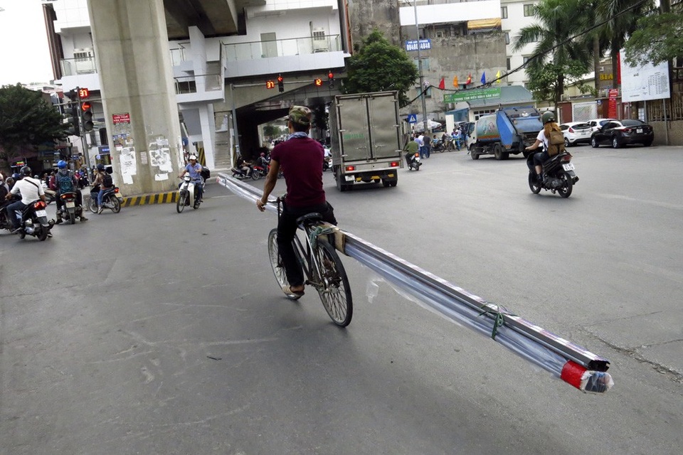 Xe chở sắt thép "siêu cồng kềnh" hoành hành ở Hà Nội - 9 Xe chở sắt thép "siêu cồng kềnh" hoành hành ở Hà Nội - 9