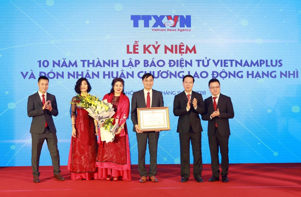 Tròn 10 năm thành lập VietnamPlus: Báo điện tử đầu tiên thu phí người đọc - 2 Báo điện tử VietnamPlus đón nhận đón nhận Huân chương lao động hạng Nhì.