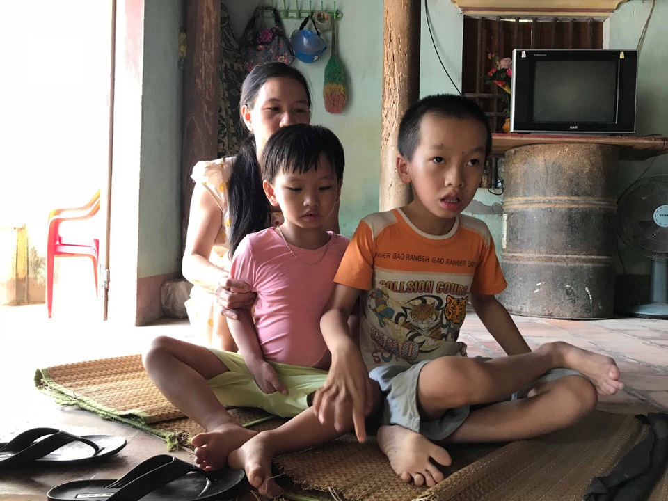 Người mẹ nghèo suốt 11 năm khao khát hai con gọi một tiếng “mẹ ơi” - 1
Từ khi sinh ra, hai cháu đã không được bình thường. Chúng không thể nói, không tự chủ được hành động của mình.