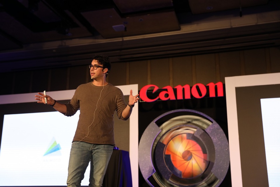 Trải nghiệm mẫu camera không gương lật EOS R mới nhất của Canon - 2 Nhiếp ảnh gia Roberto Valenzuela chia sẻ về những tính năng thú vị trên dòng sản phẩm không gương lật Canon EOS R.