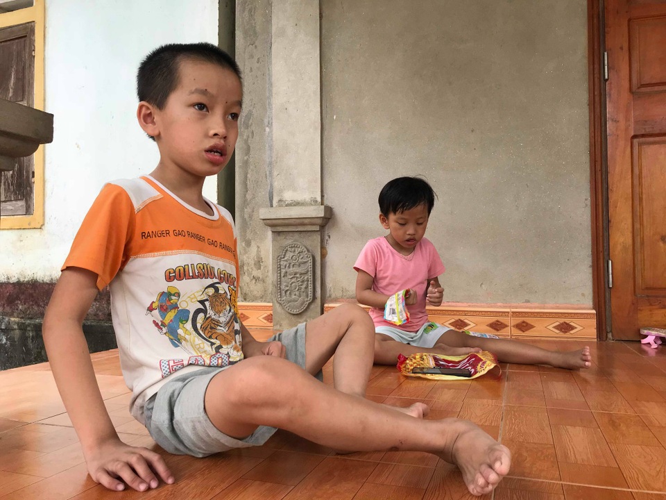Người mẹ nghèo suốt 11 năm khao khát hai con gọi một tiếng “mẹ ơi” - 2 Dù đã 11 và 5 tuổi nhưng trí não của hai cháu vẫn chỉ như những đứa trẻ mới lên 2.