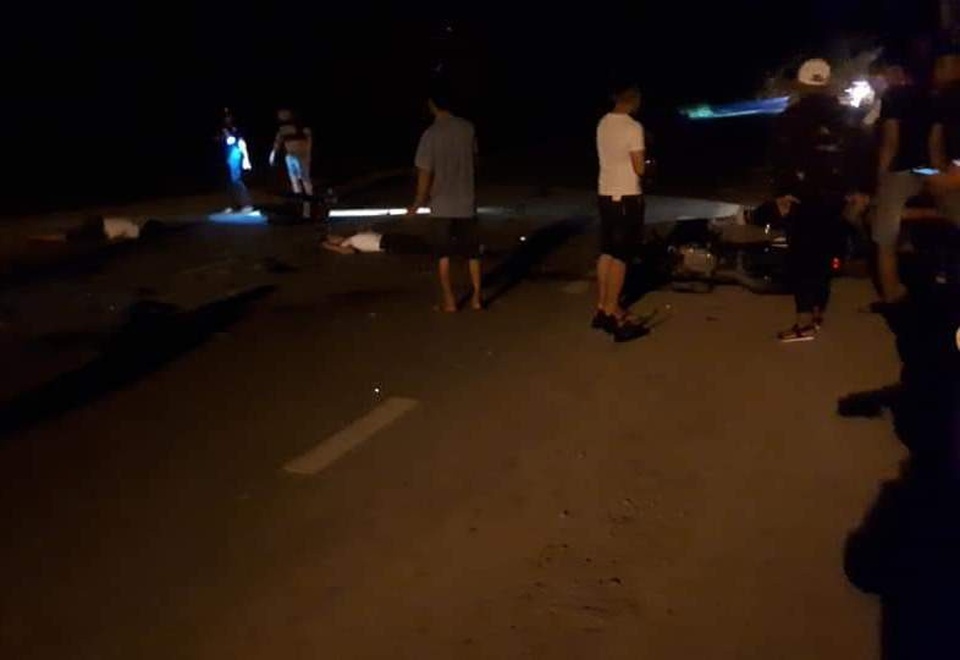 Hai xe máy đâm nhau "tan nát", 3 thanh niên chết thảm - 2 Hiện trường vụ tai nạn khiến ba thanh niên tử vong. (Ảnh CTV)