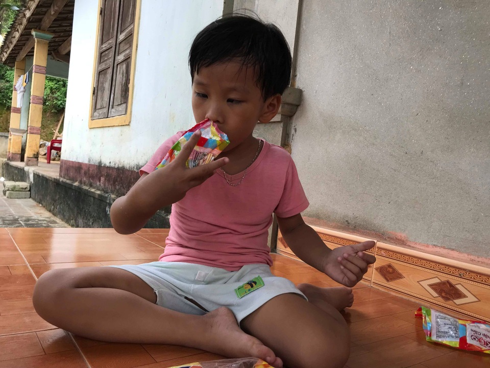 Người mẹ nghèo suốt 11 năm khao khát hai con gọi một tiếng “mẹ ơi” - 4 Linh Chi cũng như anh mình, mọi sinh hoạt cá nhân của hai đứa trẻ thơ đều trông cậy hoàn toàn vào sự chăm sóc của người thân.