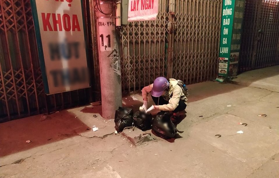
Không ít trường hợp, xác thai nhi bị vứt lẫn trong các túi rác thải sinh hoạt vứt lăn lóc ven đường. Hùng và các thành viên trong nhóm thiện nguyện của mình phải dùng tay bới từng lớp rác
