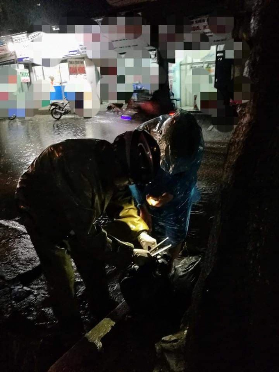 Hùng và người bạn đồng hành trong một buổi tối bới rác, tìm xác thai nhi tại các phòng khám thai ở Hà Nội.