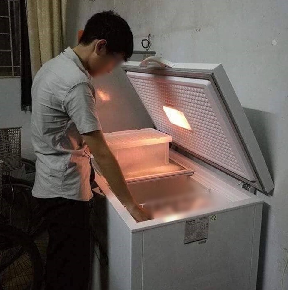 Chiếc tủ lạnh Hùng được một đơn vị tài trợ để bảo quản các thai nhi xấu số trước khi chôn cất.