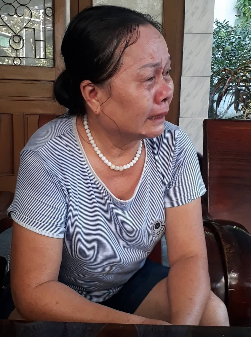 Tương lai mịt mờ của nữ sinh lớp 8 bị ung thư xương - 5
Chị Hà Thị Thịnh - dì của Thu nghẹn ngào khi kể về bệnh tình của cháu