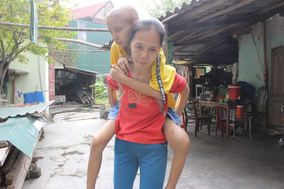 Tương lai mịt mờ của nữ sinh lớp 8 bị ung thư xương - 3 Mọi sinh hoạt của Thu giờ đều nhờ vào đôi tay mẹ