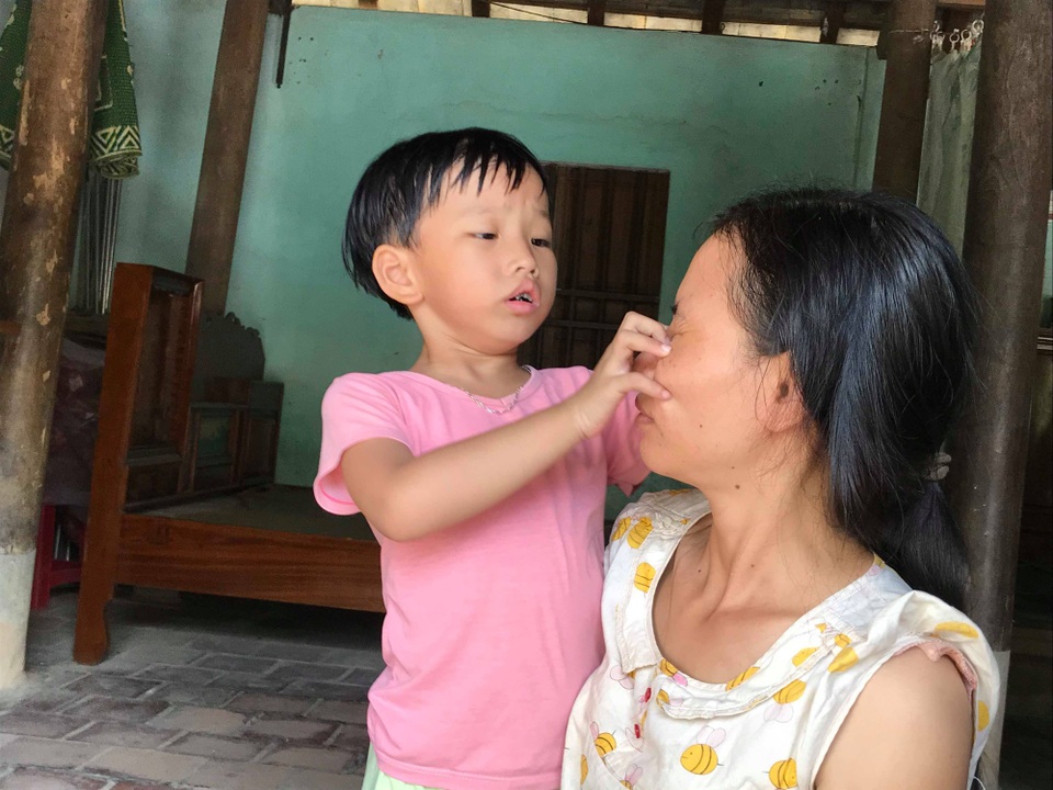 Người mẹ nghèo suốt 11 năm khao khát hai con gọi một tiếng “mẹ ơi” - 5 Chúng thường xuyên cấu xé mẹ mình, nhưng với chị một ngày không được chúng cấu xé chị lại vô cùng lo lắng. Bởi chị biết lúc đó các con mình đã quá mệt, đau ốm.