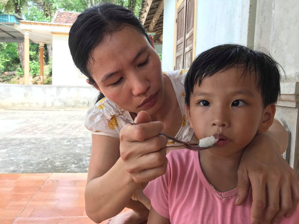 Người mẹ nghèo suốt 11 năm khao khát hai con gọi một tiếng “mẹ ơi” - 6 Các con của chị cũng không thể ăn được, chị phải nhai từng thìa cơm đút cho con.