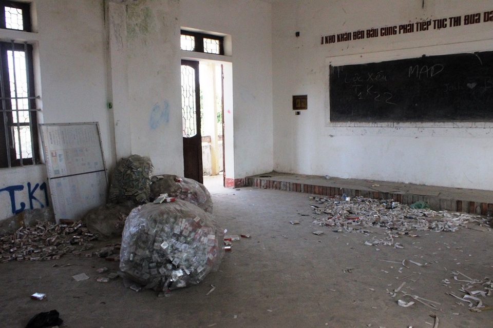 
Lớp học thành nơi tập kết rác của hàng nghìn vỏ bao thuốc lá
