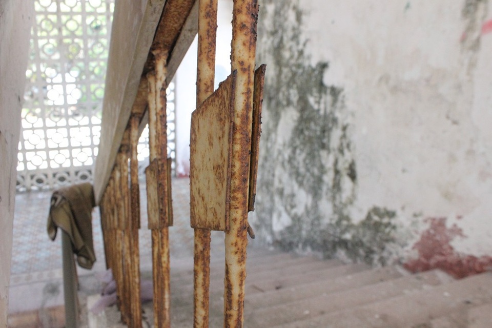 
Khu nhà đã cũ, đang xuống cấp nhanh.
