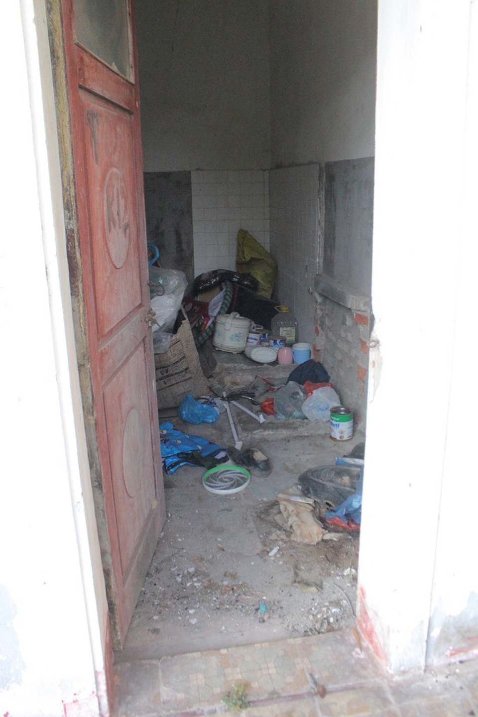 Bơm kim tiêm nằm la liệt trong "ngôi trường giỏi nhất tỉnh" bỏ hoang - 5