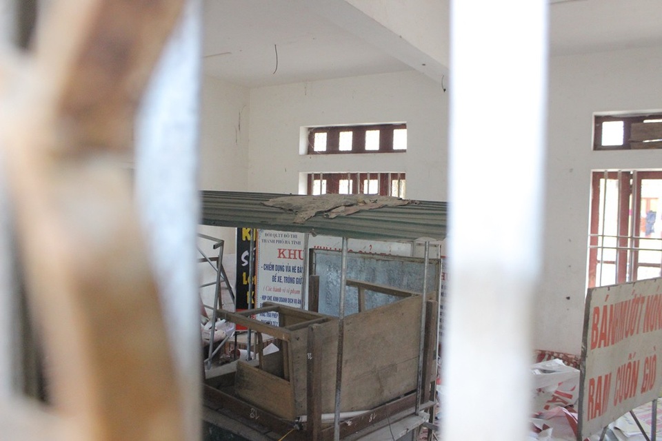 
Rác thải, đồ cũ… chất khắp nơi.
