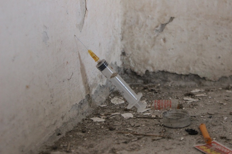 Bơm kim tiêm nằm la liệt trong "ngôi trường giỏi nhất tỉnh" bỏ hoang - 7