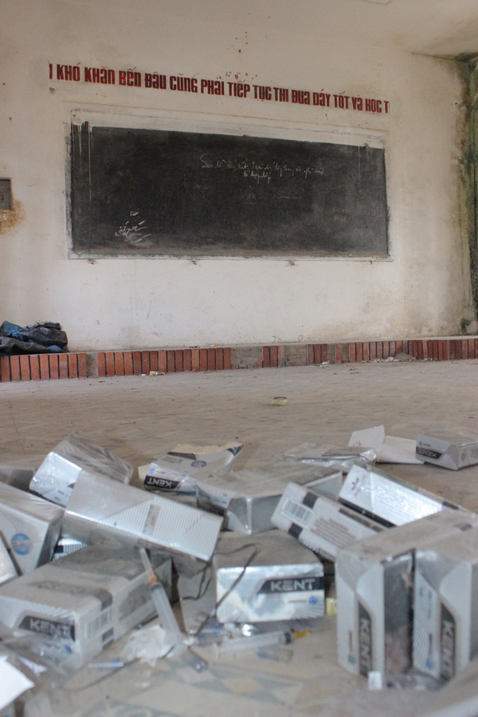 Vỏ bao thuốc lá cùng bơm kim tiêm nằm ngổn ngang