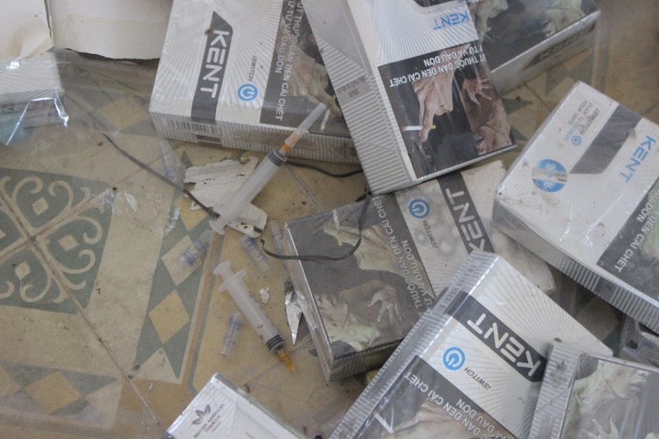 Bơm kim tiêm nằm la liệt trong "ngôi trường giỏi nhất tỉnh" bỏ hoang - 8