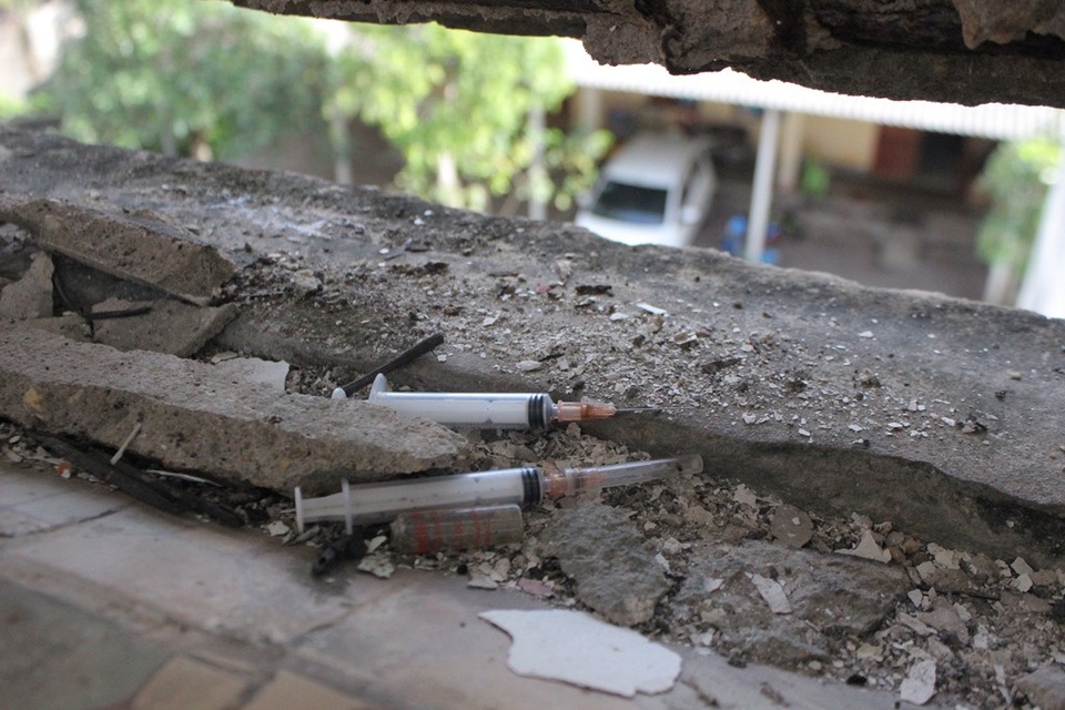 
Đâu đâu cũng thấy bơm kim tiêm
